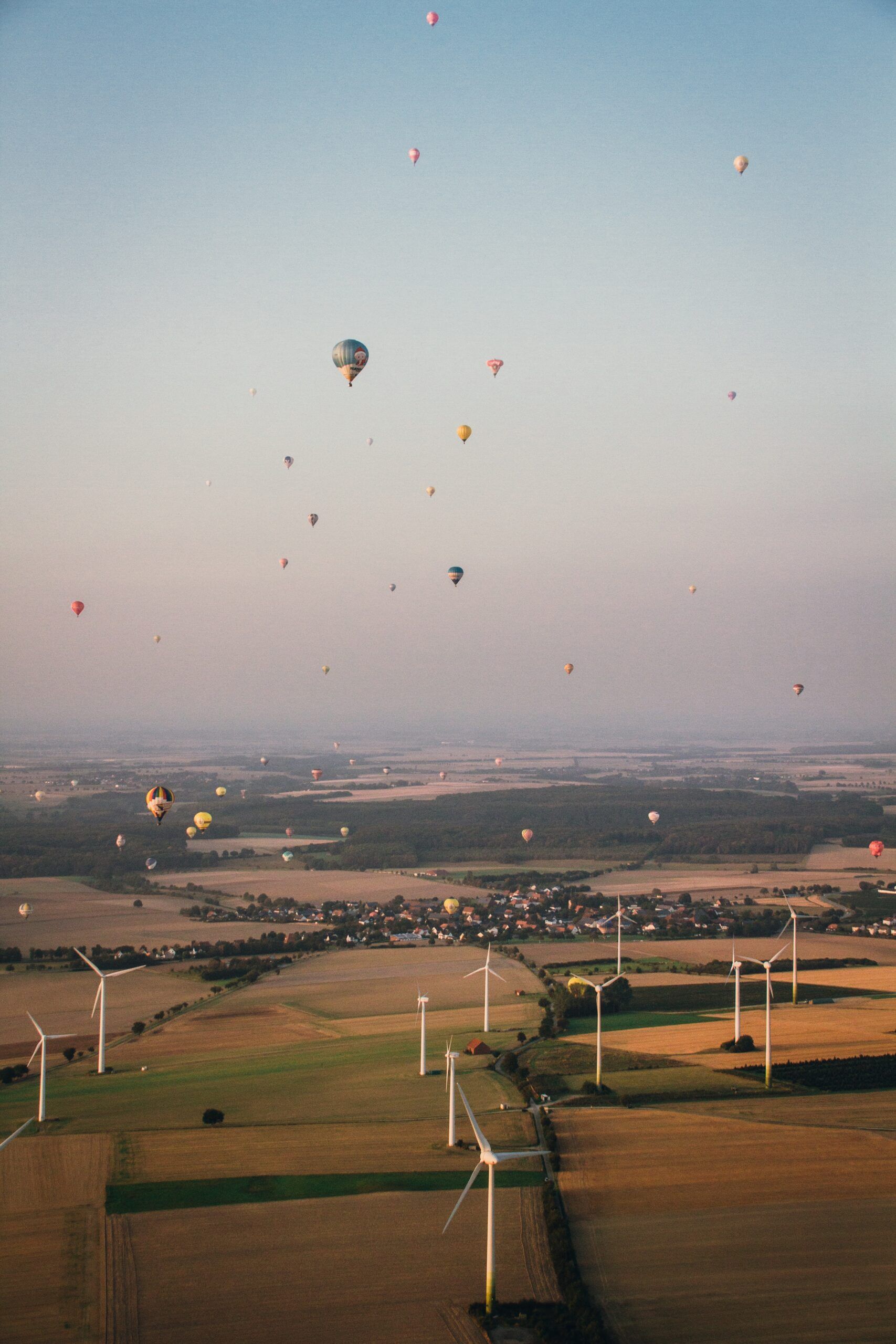 El arte de viajar con el viento en un globo aerostático