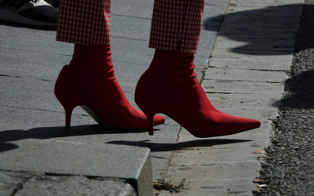 El poder del Pop of Red: Cómo llevar zapatos rojos con estilo este mayo