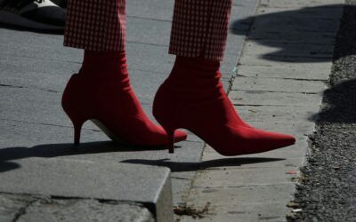 El poder del Pop of Red: Cómo llevar zapatos rojos con estilo este mayo