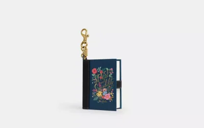 Book Charms de Coach: mini-libros que convierten tu bolso en una biblioteca con estilo